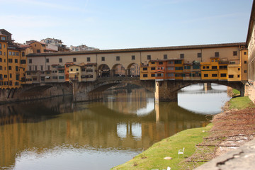 Fototapeta na wymiar the canals of the city of florence on the arno