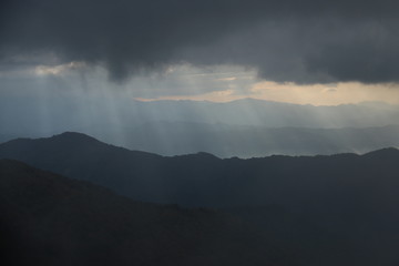 秋の朝日連峰　神々しい大朝日岳山頂からの風景