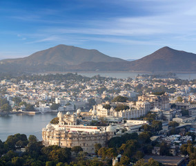 Obraz premium Udaipur City and lake Pichola in Rajasthan state, India