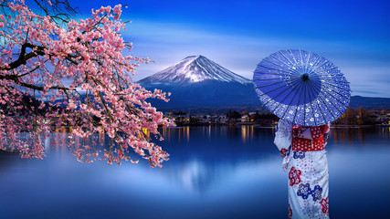 Aziatische vrouw die Japanse traditionele kimono draagt bij Fuji-berg en kersenbloesem, Kawaguchiko-meer in Japan.