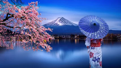 Afwasbaar Fotobehang Fuji Aziatische vrouw die Japanse traditionele kimono draagt bij Fuji-berg en kersenbloesem, Kawaguchiko-meer in Japan.