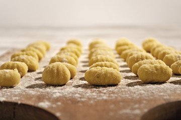 gnocchi di patate su tagliere di legno fronte altra vista