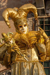 Obraz premium taly, Venice, 2019, carnival, people with beautiful masks walk around Piazza San Marco, in the streets and canals of the city, posing for photographers and tourists, with colorful clothes.