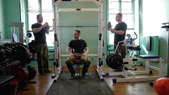les deux clones installent les poids en fonte