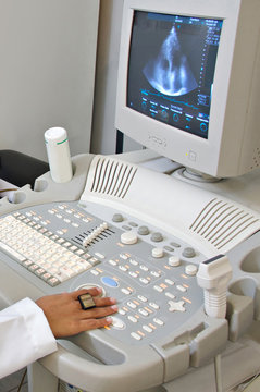 Medico realizando una ecografia