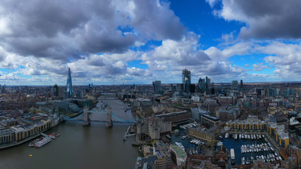 Obraz premium Zdjęcie lotnicze drona kultowego mostu Tower Bridge w sercu londyńskiego City w Wielkiej Brytanii