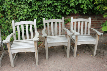 Obraz premium Park seats surrounded by plants