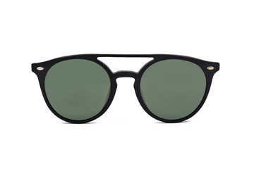 Gafas de sol recortadas sobre fondo blanco