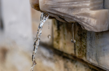 Naklejka na ściany i meble Fonte de água fresca
