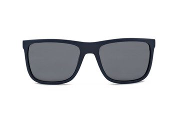 Gafas de sol recortadas sobre fondo blanco