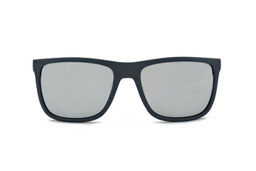 Gafas de sol recortadas sobre fondo blanco