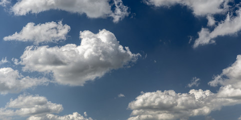 Céu azul com núvens