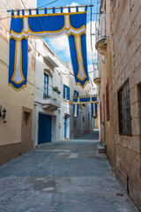 Fototapeta na wymiar Vicolo caratteristico con ornamenti Pasquali nella città di Rabat, isola di Malta 