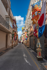 Fototapeta na wymiar Vicolo caratteristico con ornamenti Pasquali nella città di Rabat, isola di Malta