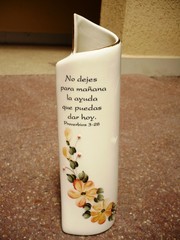 Florero con proverbio y adorno floral