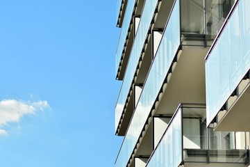 Obraz premium Contemporary residential building exterior in the daylight