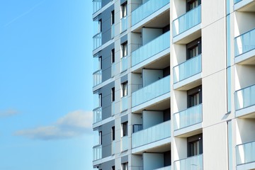 Fototapeta premium Contemporary residential building exterior in the daylight