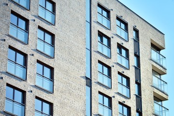 Obraz premium Contemporary residential building exterior in the daylight