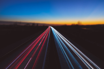 Hohe Geschwindigkeit mit Lichtspuren auf der Autobahn