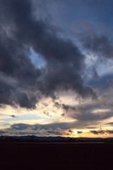 Stürmischer Abendhimmel nach Regen in den Feldern