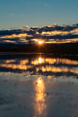 Sonnenuntergang im Feld mit Spiegelung im Wasser Stimmung - 256913082