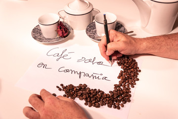 Escribiendo nota de invitación para tomar café