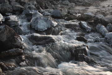 Naklejka premium water on the rocks