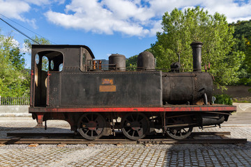 Locomotora de Vapor para el transporte de carbon expuesta en parque público 