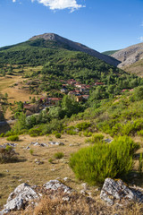 Fototapeta na wymiar Paisaje con pueblo rural en la falda o ladera de la montaña. Piedrasecha. Provincia de Leon, España 