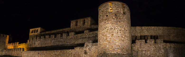 Castillo templario de Ponferrada iluminado por la noche