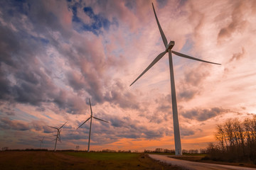  Aerogeneradores sobre fondo de cielo con nubes. Tratamiento fotografico del color © Siur