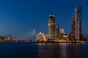 Rolgordijnen Cruiseship in Rotterdam at night © Edwin