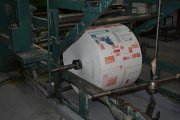 Rollo de papel en imprenta industrial