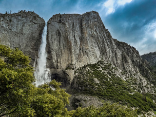 Fototapeta na wymiar yosemite falls and valley, yoesmite national park, usa