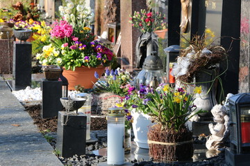Fototapeta na wymiar Am Friedhof, wunderschön geschmückte Gräber im Frühling