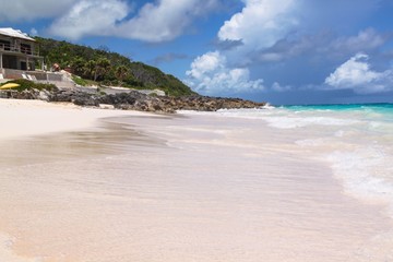 Fototapeta na wymiar Bermuda. Turquoise water of Atlantic ocean and blue sky. Fantastic view on beach. Beautiful background.