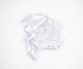 Du papier blanc froissé sur fond neutre