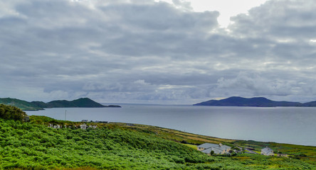 Fototapeta na wymiar Bungalows on irish Atlantic Coast Landhäuser Atlantikküste