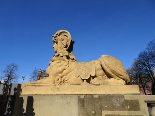 Obraz premium Sphinx von der Seite in Mannheim an einem sonnigen Tag mit blauem Himmel
