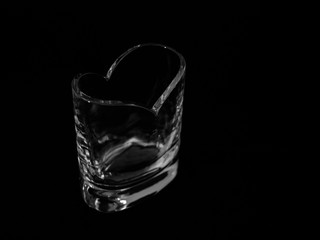 Florero de cristal con forma de corazón en fondo negro