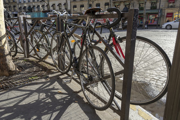 Fototapeta na wymiar Vélos attachés 