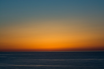 静かな海の夕暮れ