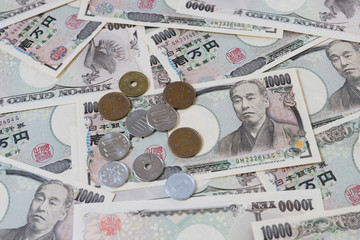 お金（一万円札と硬貨）