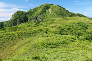 雨飾山　山頂への道　笹平と山頂のある風景