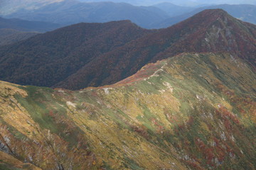 秋の朝日連峰　大朝日岳山頂からの風景　小朝日岳と登山道