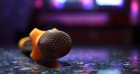 Obraz premium Karaoke microphone in room