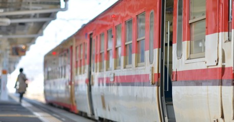 Obraz premium ステーション・プラットホーム・旅行の女性