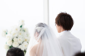 結婚式　新郎と新婦の後ろ姿