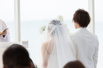 結婚式　新郎と新婦の後ろ姿