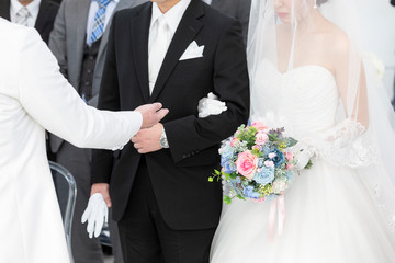 結婚式　父から新郎へバトンタッチ